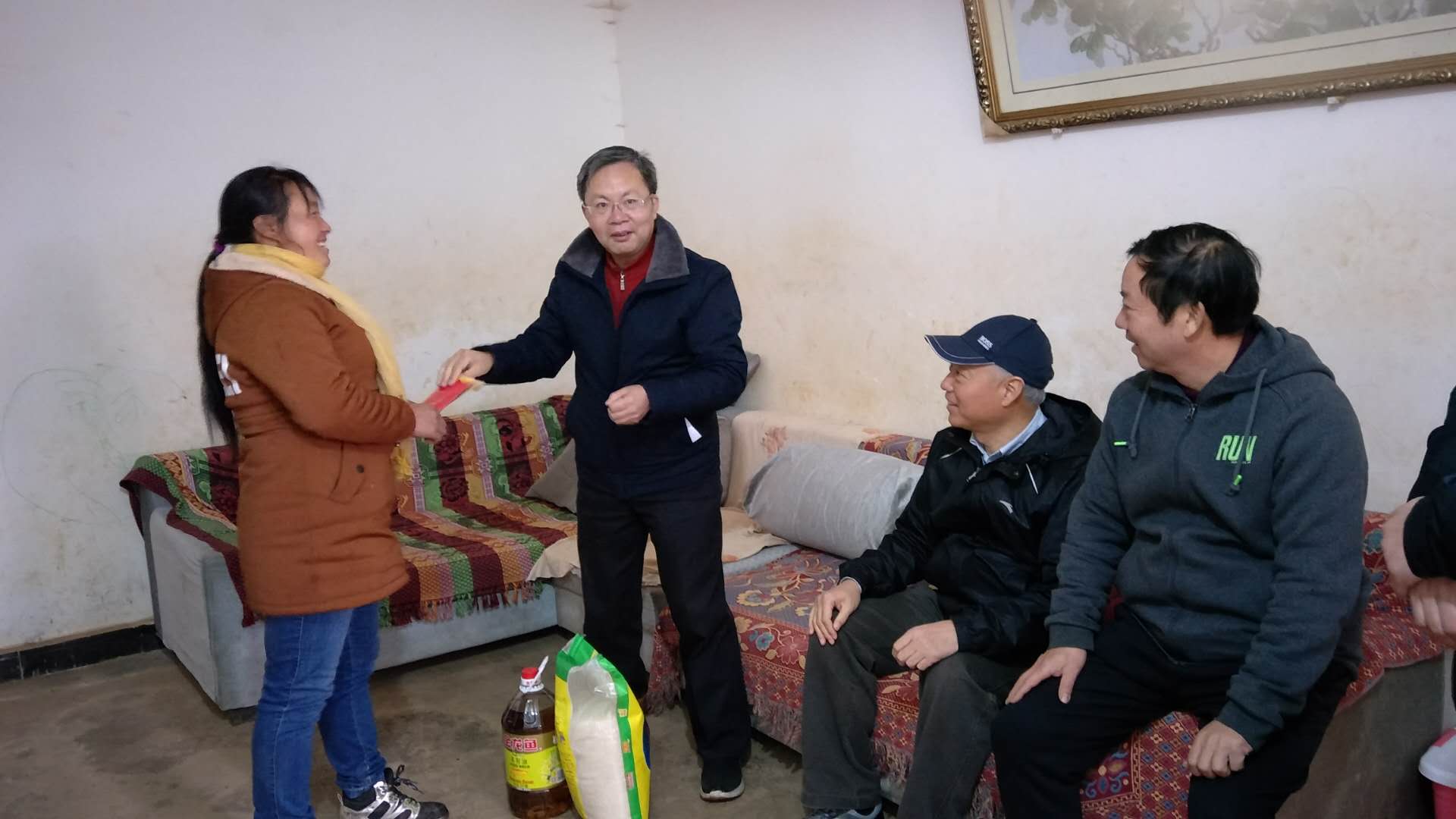 慰问贫困户.jpg