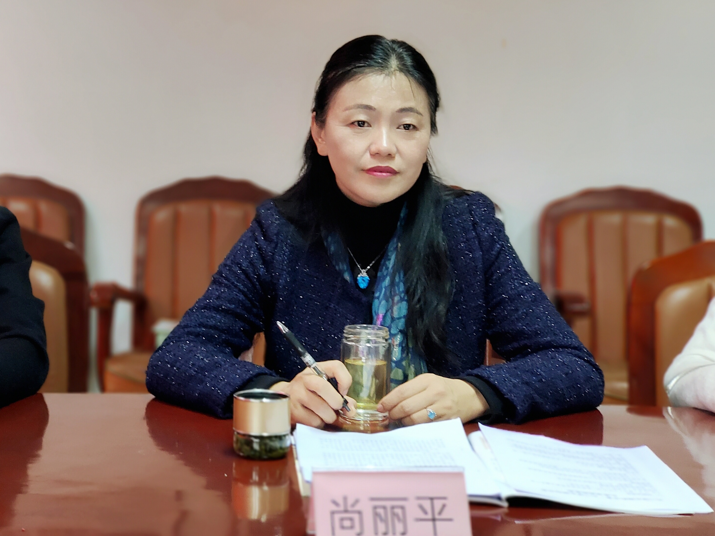 尚丽平在会议室照片.jpg