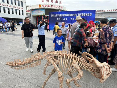 九三学社四川省委科普绵阳行之广场科普宣传活动首站在绵阳市安州区举行5.png