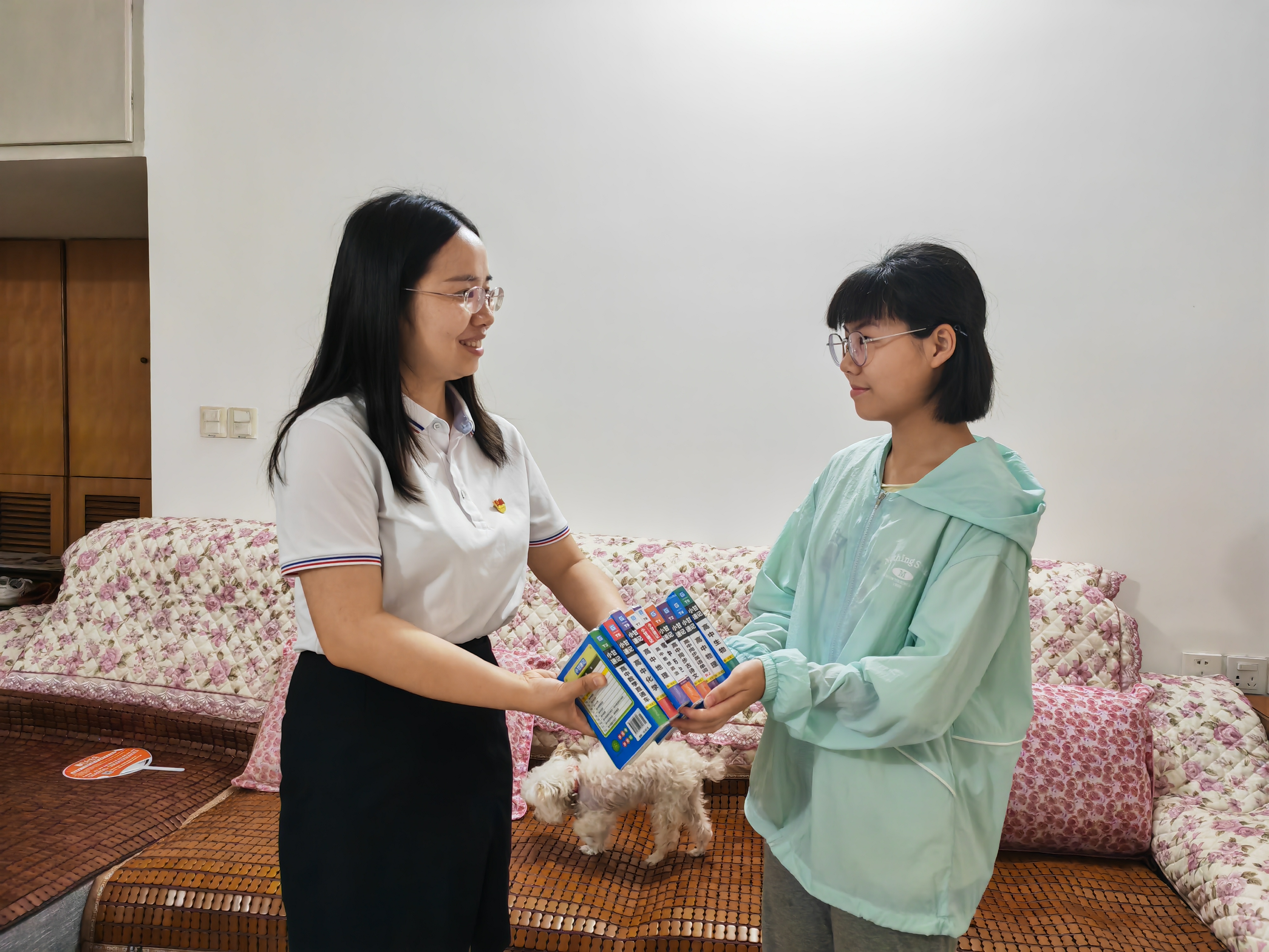 江阳区基层委向月月送去学习书籍.jpg