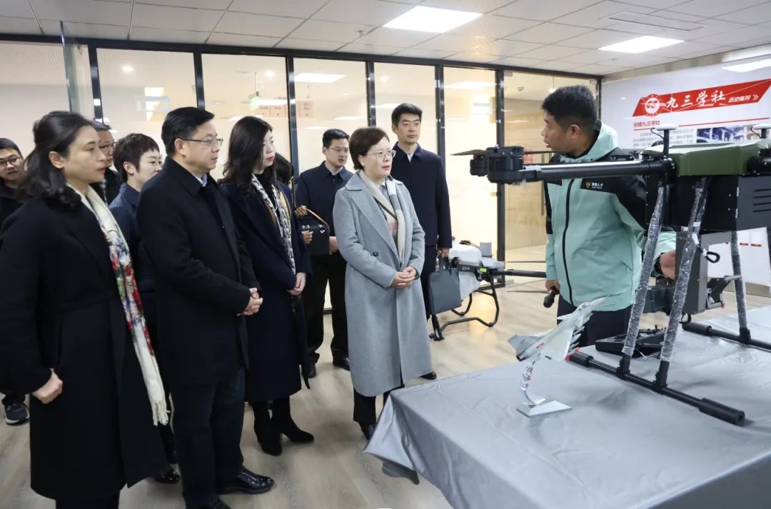 E:\九三\2023-12-27\全市基层统战工作2023年第四季度现场推进会走进九三学社助力产业发展基地“九三社员”之家\1.jpg