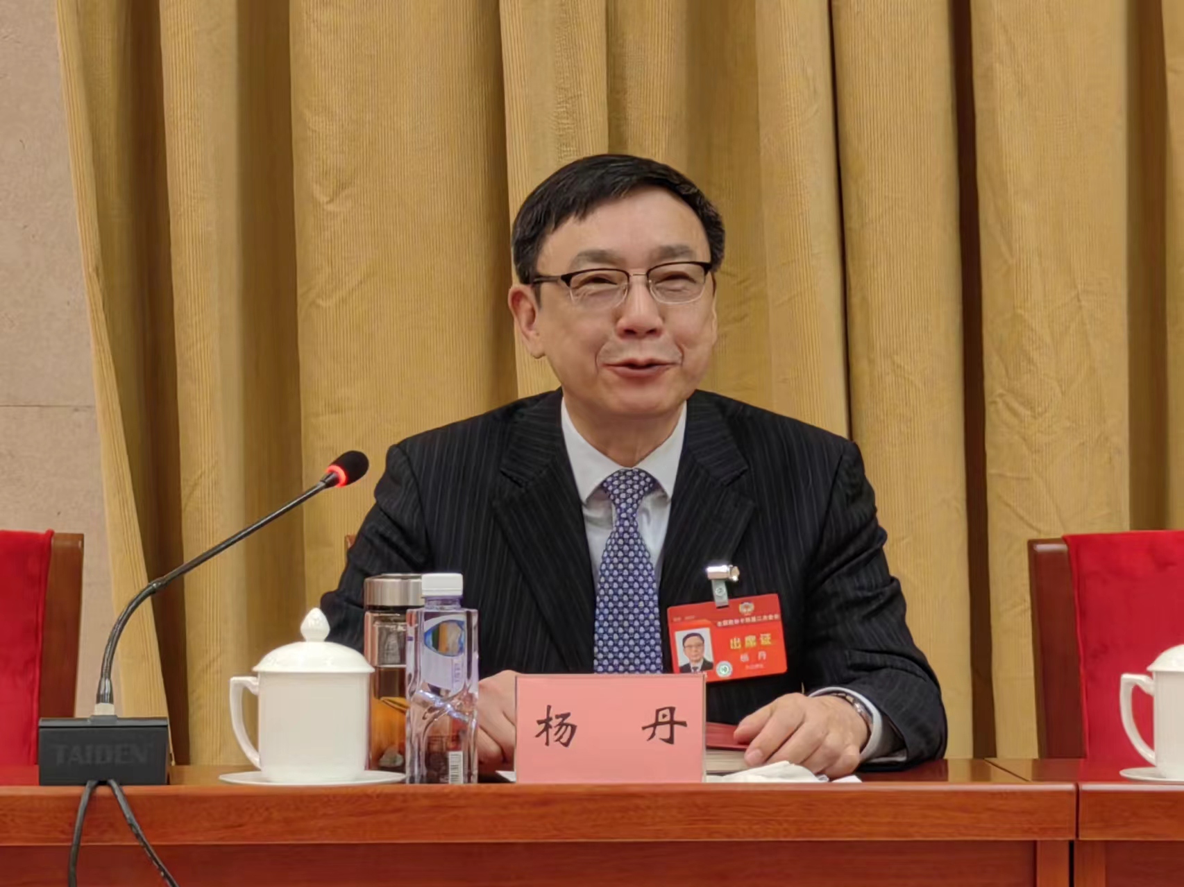 杨丹两会会场照.jpg