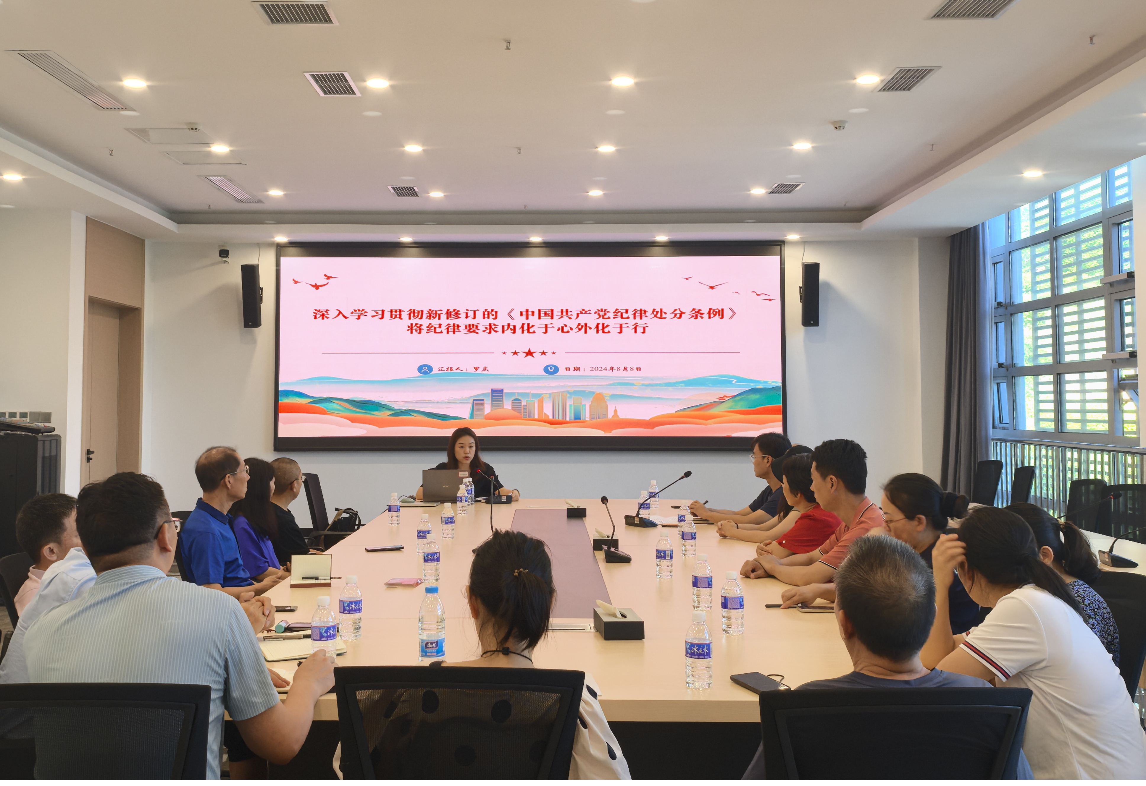 8月8日，九三学社攀枝花市委会青工委联合盐边支社在中共盐边县委党校开展纪律学习教育活动（授课）.jpg