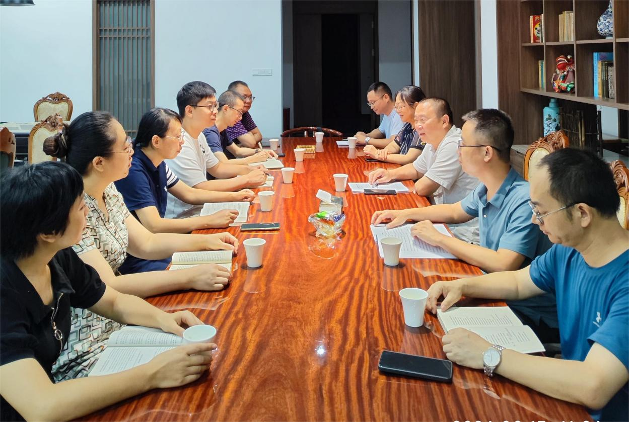 8月17日，九三学社宜宾市委会专职副主委李文仲（右三）在九三学社宜宾天原集团支社组织生活会中宣讲全会精神、分享学习心得.png